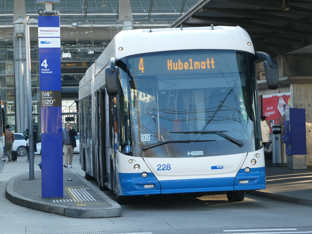 (243'667) - VBL Luzern - Nr. 228 - Hess/Hess Gelenktrolleybus am 8. Dezember 2022 beim Bahnhof Luzern