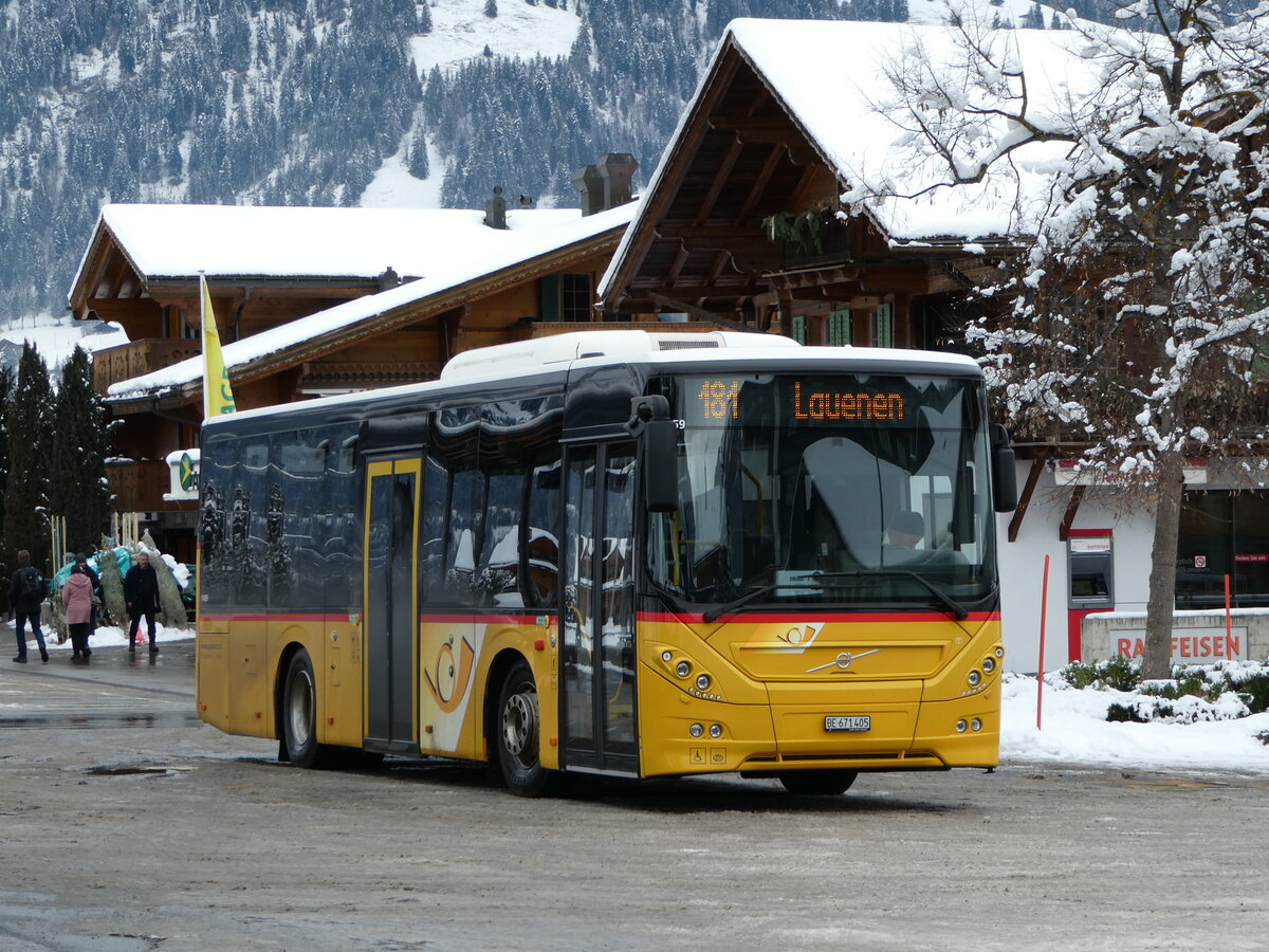 (243'860) - Kbli, Gstaad - BE 671'405 - Volvo (ex BE 21'779) am 13. Dezember 2022 beim Bahnhof Gstaad