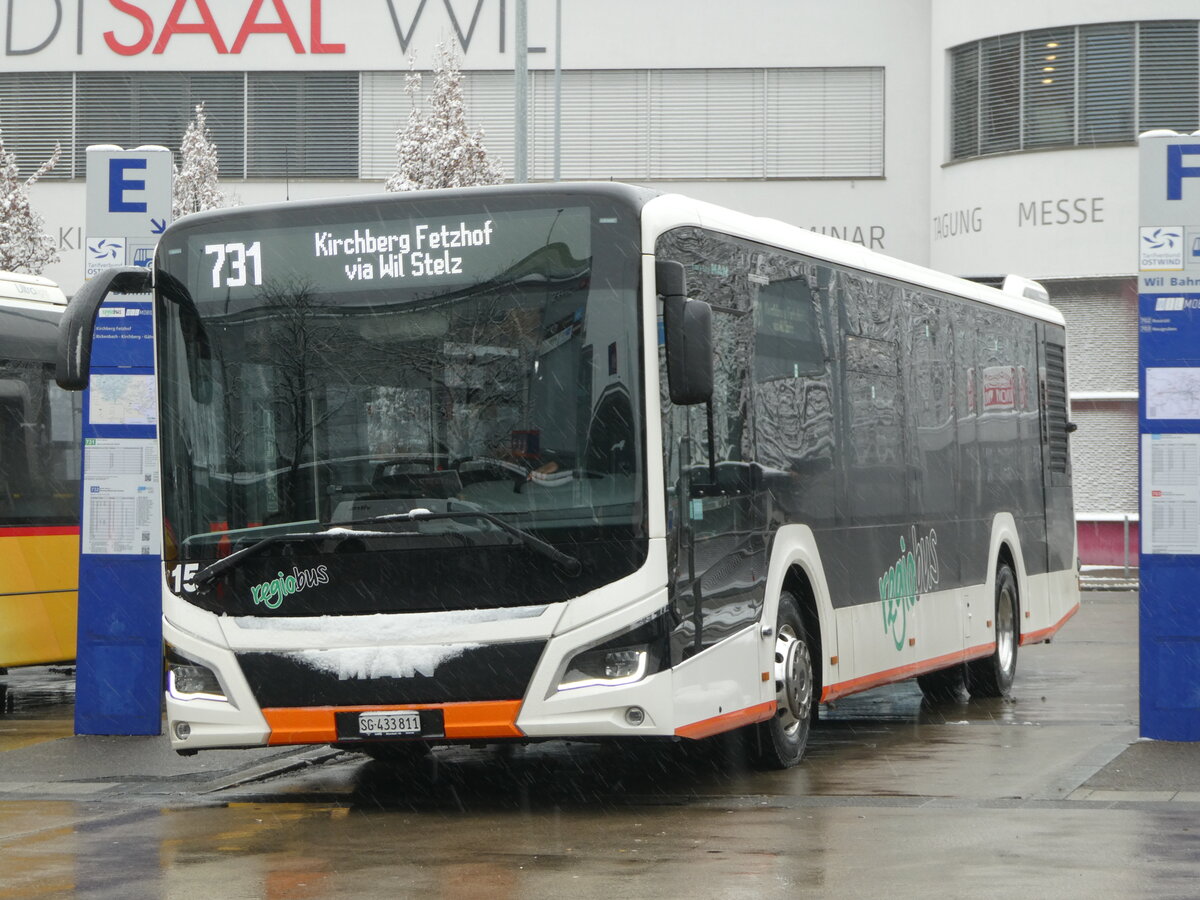 (243'935) - Regiobus, Gossau - Nr. 15/SG 433'811 - MAN am 16. Dezember 2022 beim Bahnhof Wil