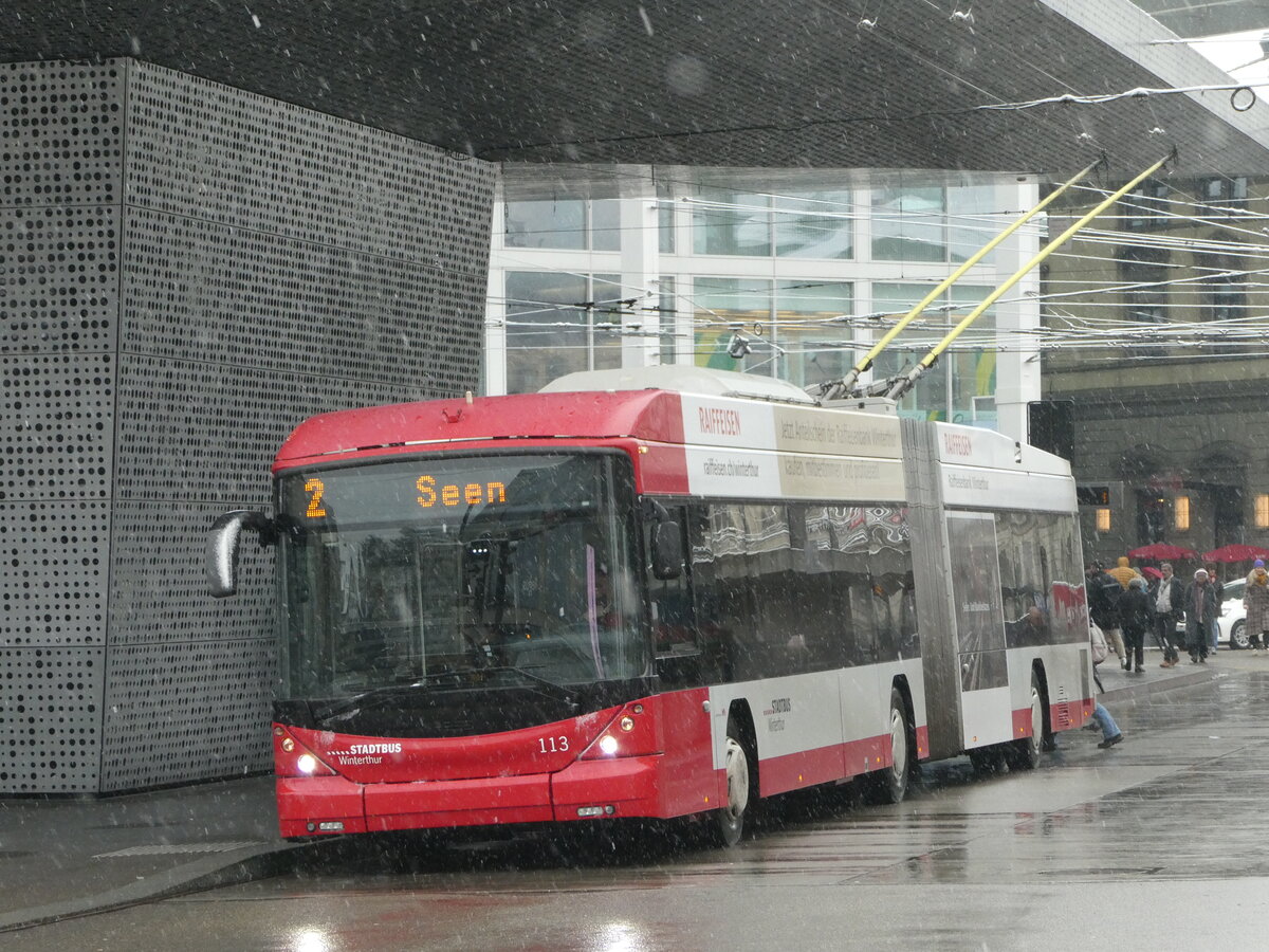 (243'951) - SW Winterthur - Nr. 113 - Hess/Hess Gelenktrolleybus am 16. Dezember 2022 beim Hauptbahnhof Winterthur
