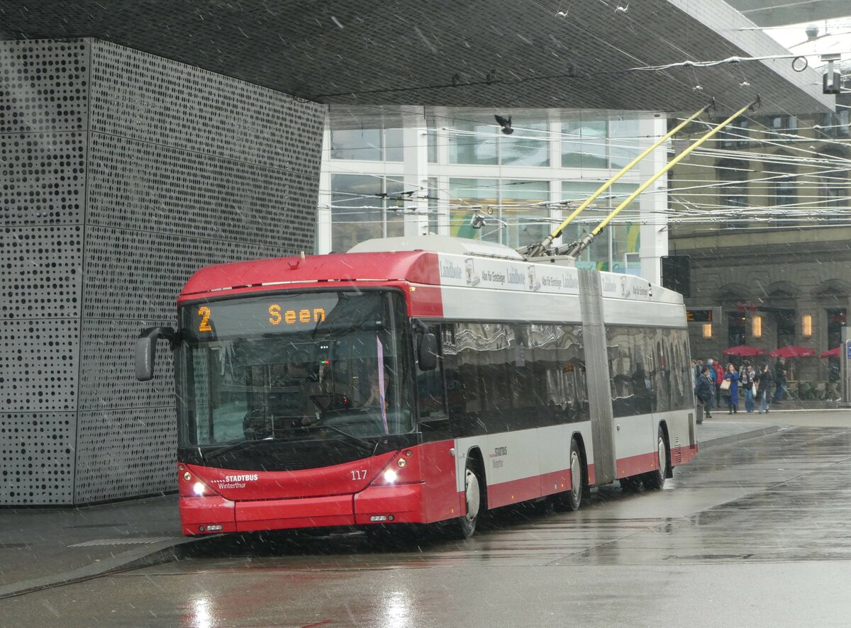 (243'955) - SW Winterthur - Nr. 117 - Hess/Hess Gelenktrolleybus am 16. Dezember 2022 beim Hauptbahnhof Winterthur