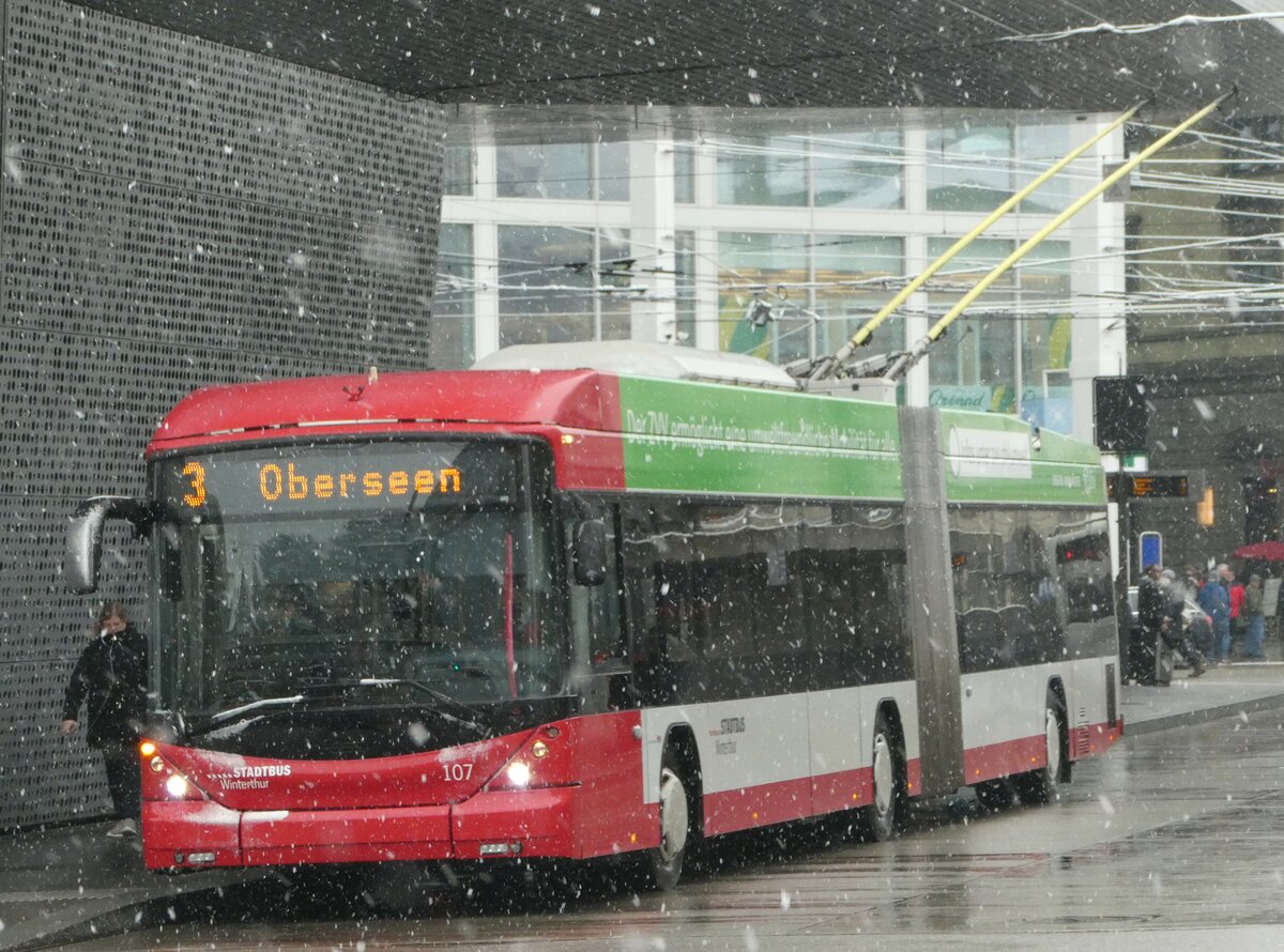 (243'956) - SW Winterthur - Nr. 107 - Hess/Hess Gelenktrolleybus am 16. Dezember 2022 beim Hauptbahnhof Winterthur