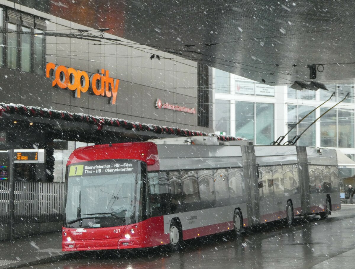 (243'961) - SW Winterthur - Nr. 407 - Hess/Hess Doppelgelenktrolleybus am 16. Dezember 2022 beim Hauptbahnhof Winterthur