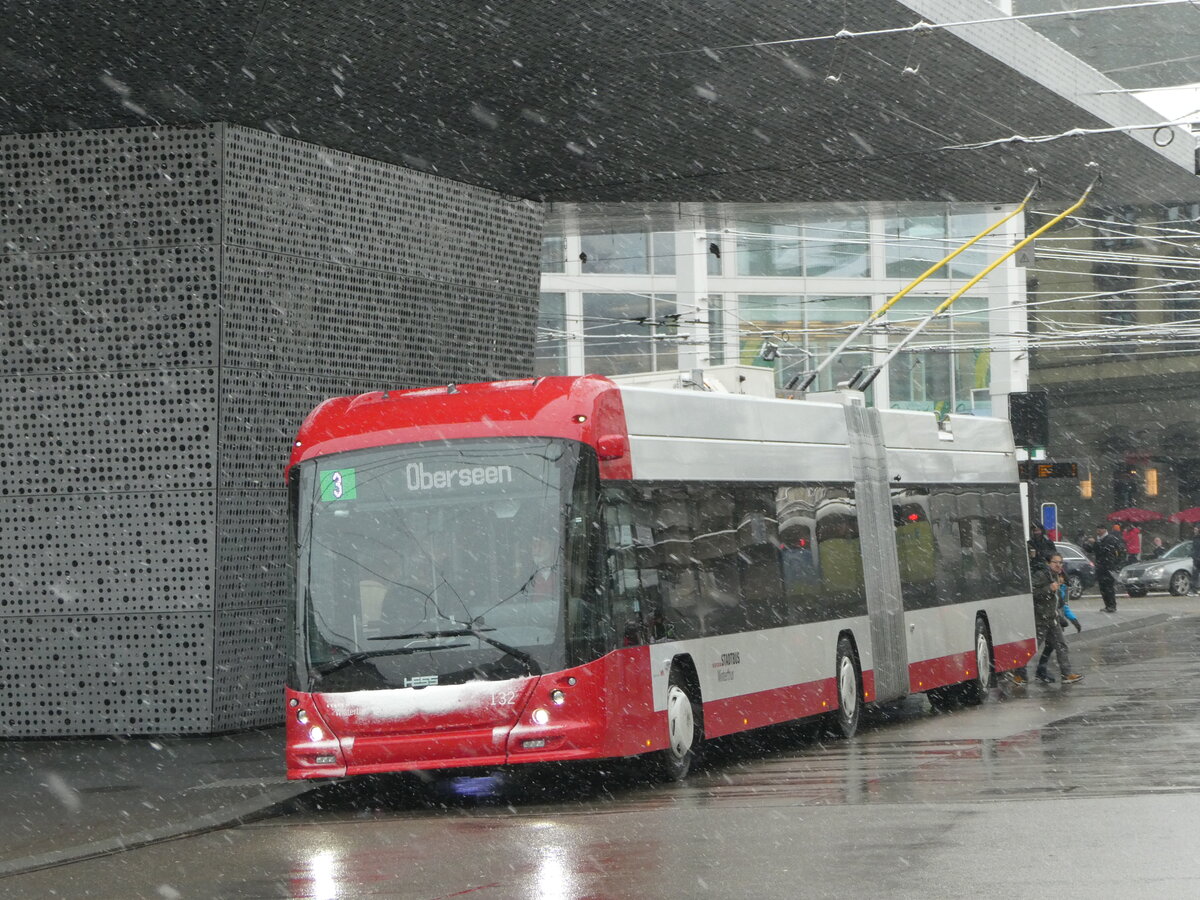 (243'963) - SW Winterthur - Nr. 132 - Hess/Hess Gelenktrolleybus am 16. Dezember 2022 beim Hauptbahnhof Winterthur