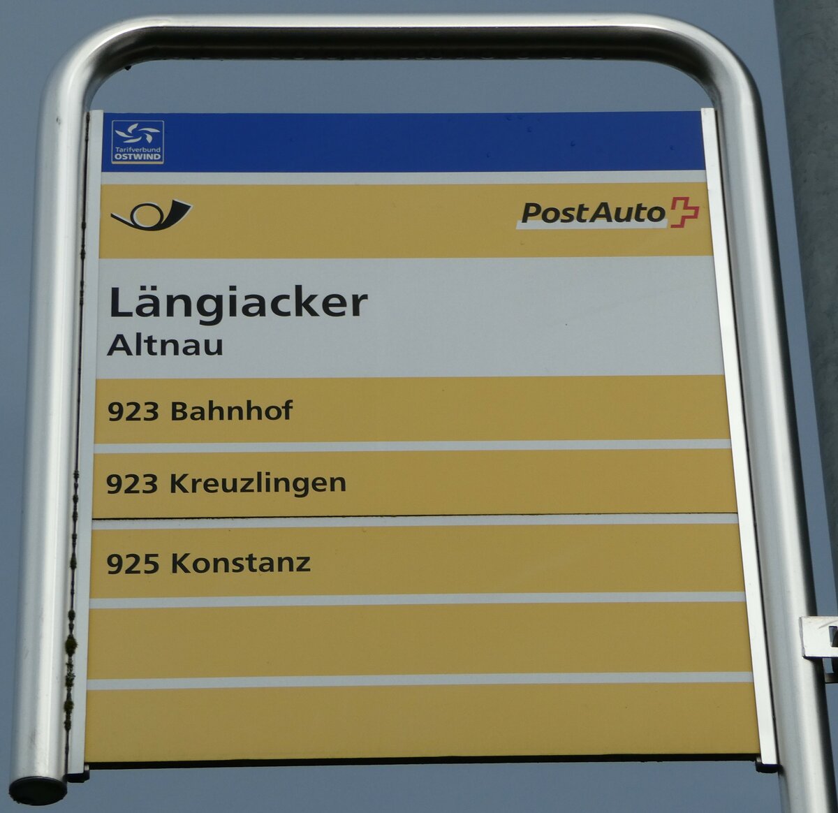 (244'086) - PostAuto-Haltestellenschild - Altnau, Lngiacker - am 21. Dezember 2022