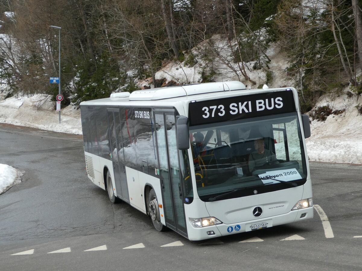 (244'179) - Interbus, Kerzers - VS 537'583 - Mercedes (ex DRB Ingoldstadt/D) am 26. Dezember 2022 in Les Collons, Croise (Einsatz Theytaz)