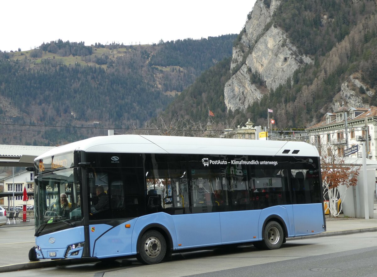 (244'303) - PostAuto Bern - BE 90'275 - Solaris (ex BE 610'546) am 31. Dezember 2022 beim Bahnhof Interlaken West