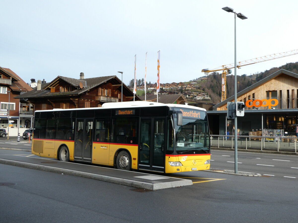 (244'310) - PostAuto Bern - BE 610'532 - Mercedes am 31. Dezember 2022 beim Bahnhof Reichenbach