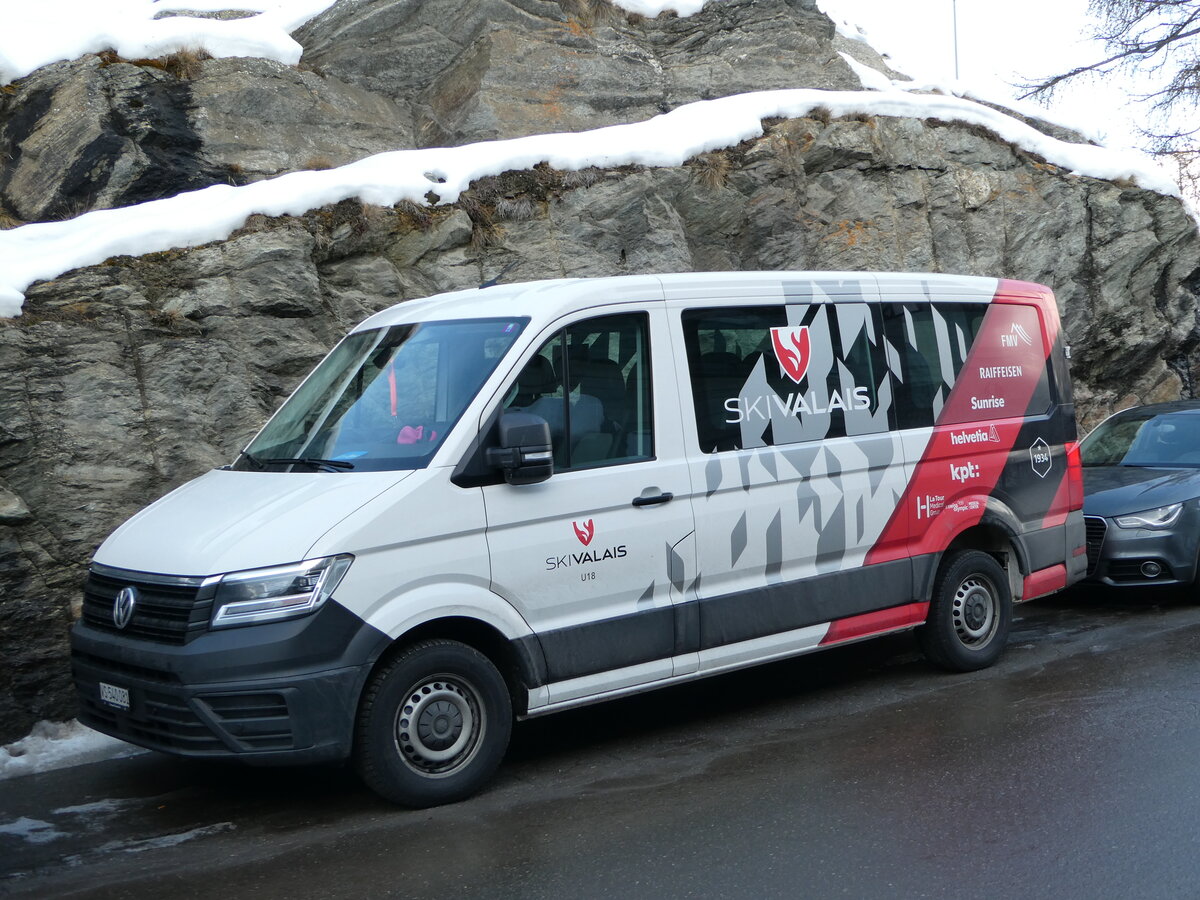 (244'340) - Ski Valais, Sion - VS 540'081 - VW am 1. Januar 2023 in Saas-Fee, Hauptstrasse