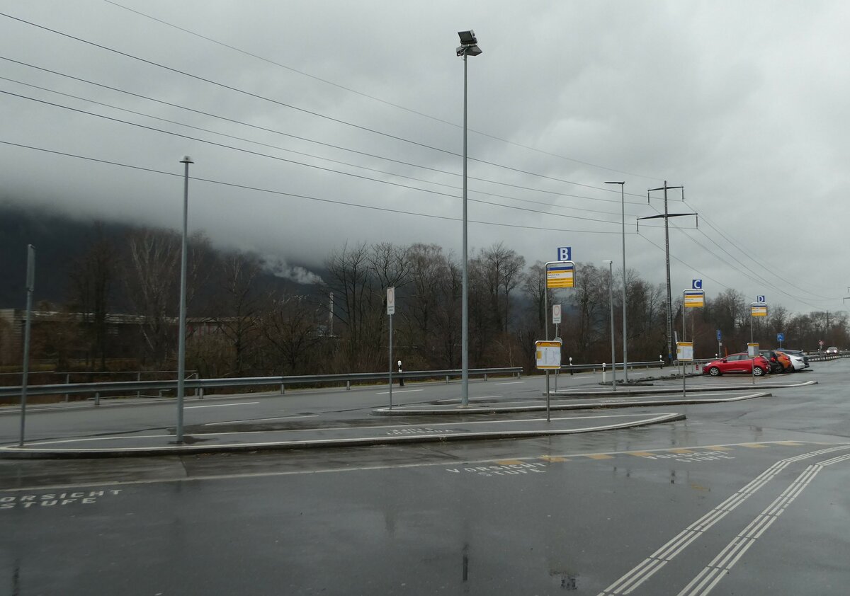 (244'401) - PostAuto-Haltestellen am 3. Januar 2023 beim Bahnhof Ziegelbrcke