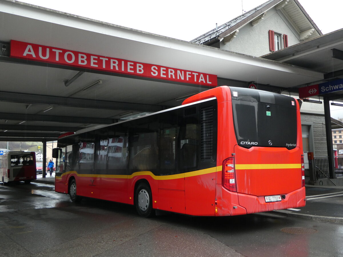 (244'418) - AS Engi - Nr. 3/GL 7703 - Mercedes am 3. Januar 2023 beim Bahnhof Schwanden