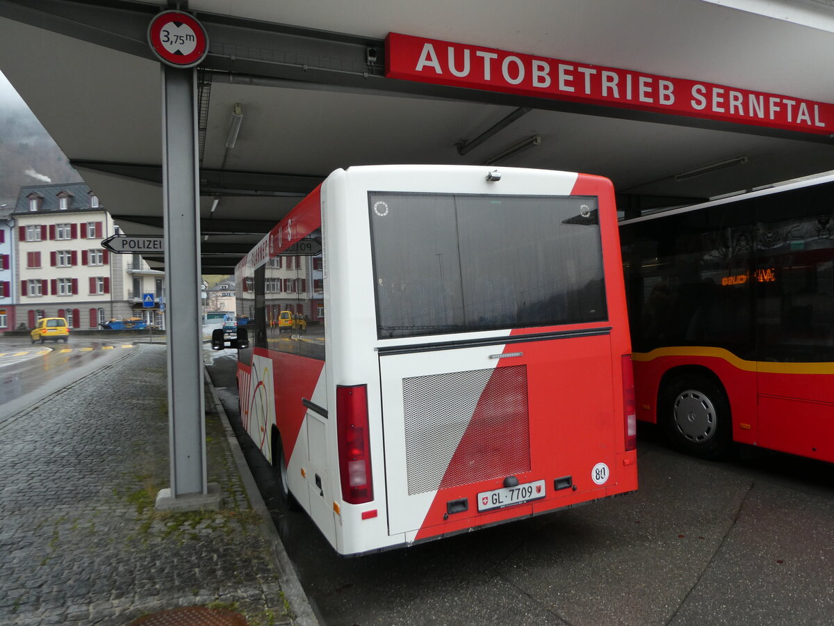 (244'437) - AS Engi - Nr. 9/GL 7709 - Mercedes/Kutsenits am 3. Januar 2023 beim Bahnhof Schwanden