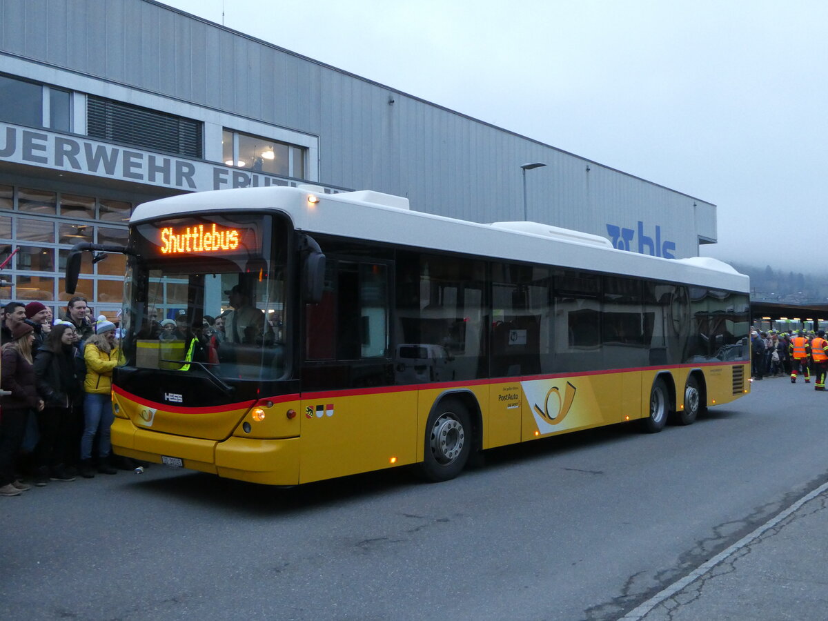 (244'514) - Steiner, Messen - SO 20'145/PID 5370 - Scania/Hess am 7. Januar 2023 beim Bahnhof Frutigen