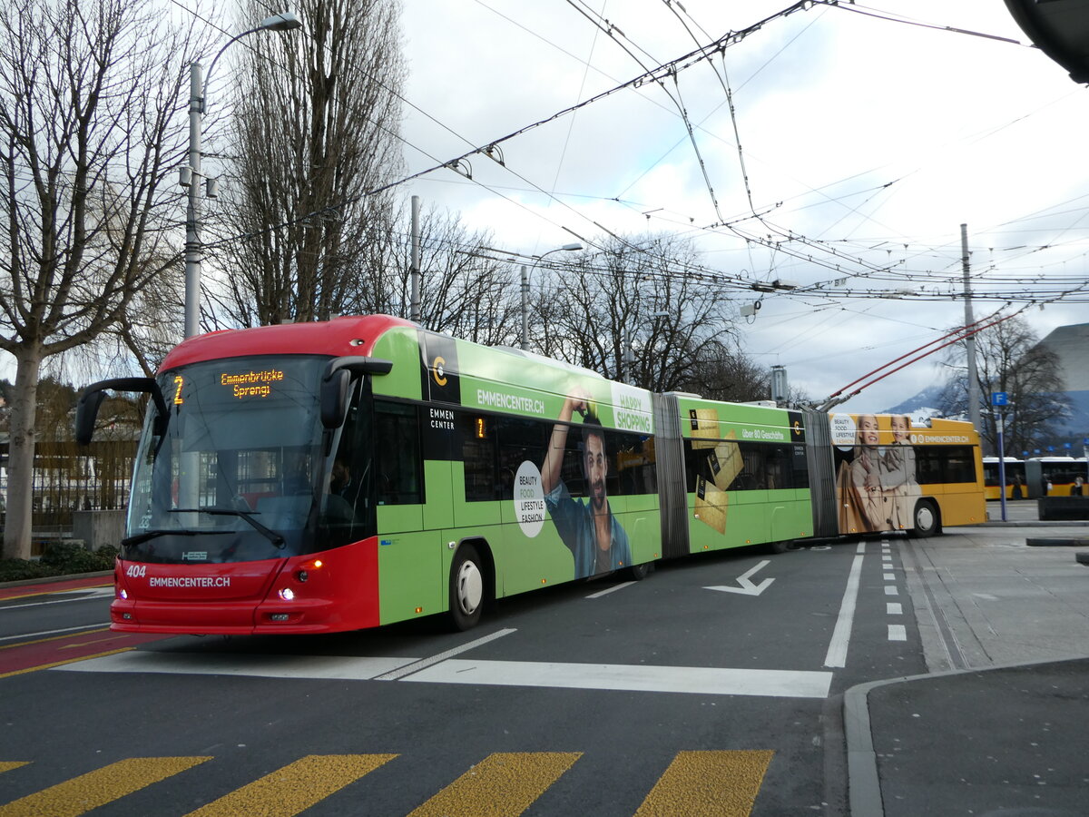(244'896) - VBL Luzern - Nr. 404 - Hess/Hess Doppelgelenktrolleybus am 10. Januar 2023 beim Bahnhof Luzern