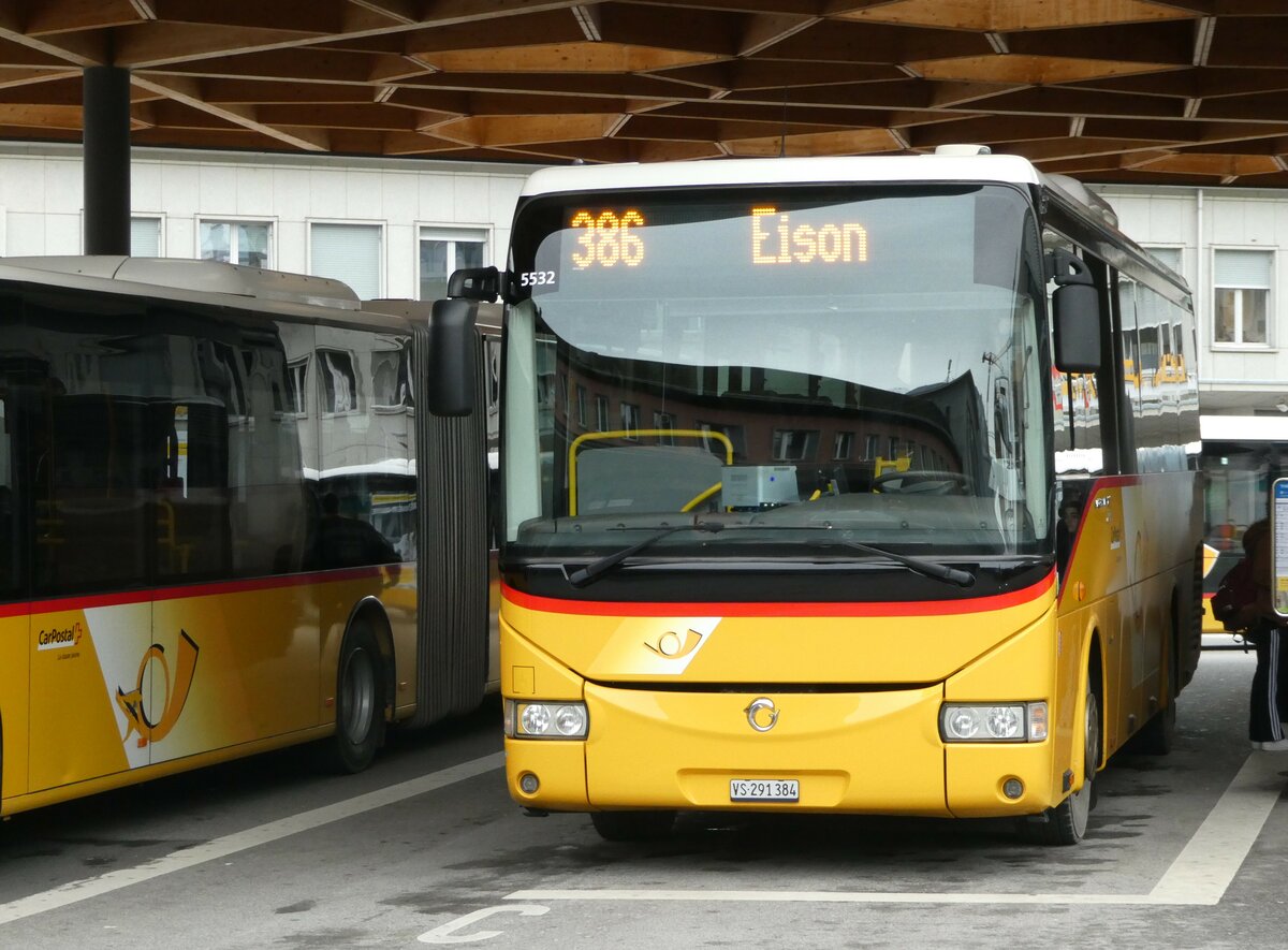 (244'971) - PostAuto Wallis - Nr. 25/VS 291'384/PID 5532 - Irisbus am 11. Januar 2023 beim Bahnhof Sion