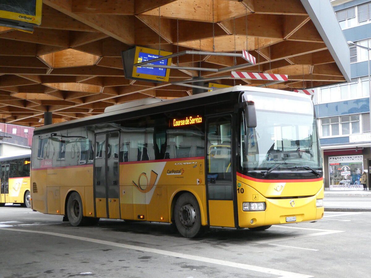 (244'988) - PostAuto Wallis - Nr. 10/VS 241'995/PID 5177 - Irisbus (ex TMR Martigny Nr. 132) am 11. Januar 2023 beim Bahnhof Sion