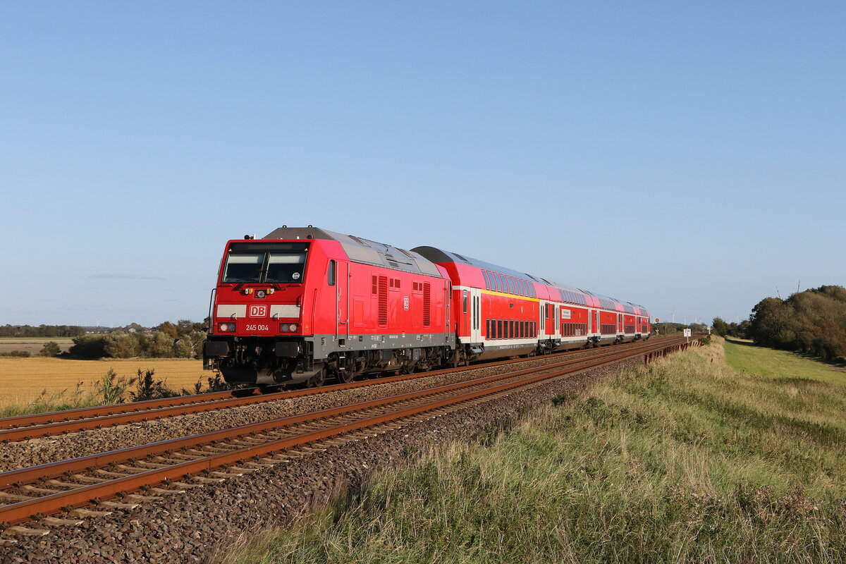 245 004 mit einem Doppelstock-Ersatzzug am 13. September 2023 bei Klanxb�ll.