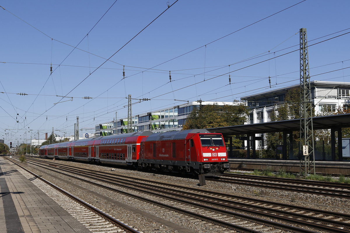 245 013 mit einem Doppelstock-Regionalzug am 14. Oktober 2018 in M�nchen-Heimeranplatz.