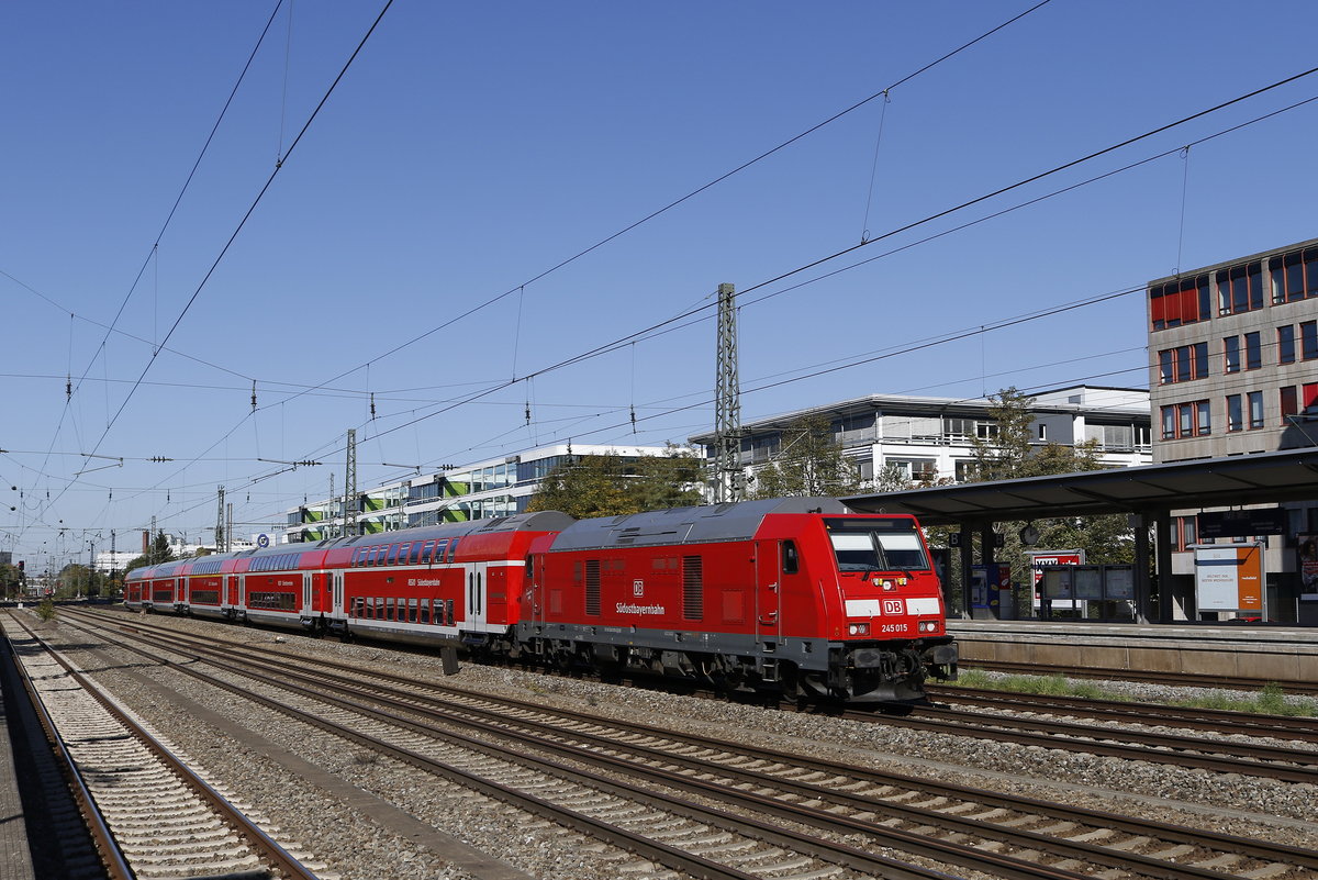 245 015 mit einem Doppelstock-Regionalzug am 14. Oktober 2018 in M�nchen-Heimeranplatz.