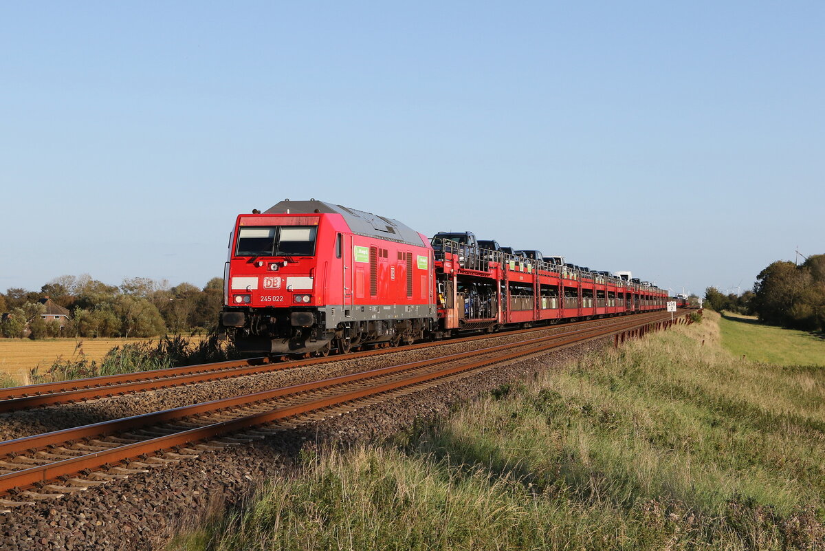 245 022 war am 13. September 2023 mit einem  Sylt-Shuttle  bei Klanxb�ll auf dem Weg nach Westerland.