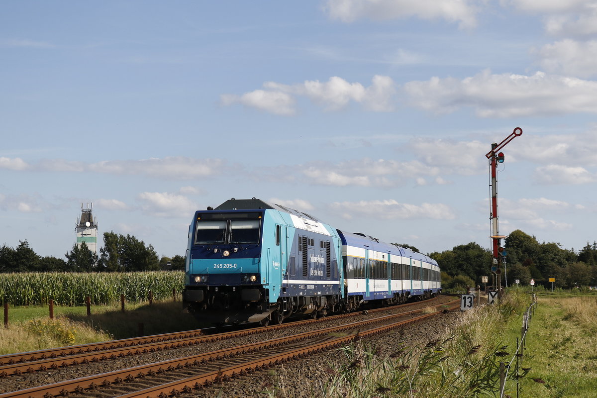 245 205 mit einem Regionalzug am 14. August 2017 bei Risum-Lindholm.