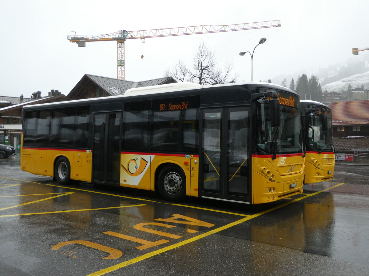 (245'075) - Kbli, Gstaad - BE 235'726/PID 10'535 - Volvo am 15. Januar 2023 beim Bahnhof Gstaad