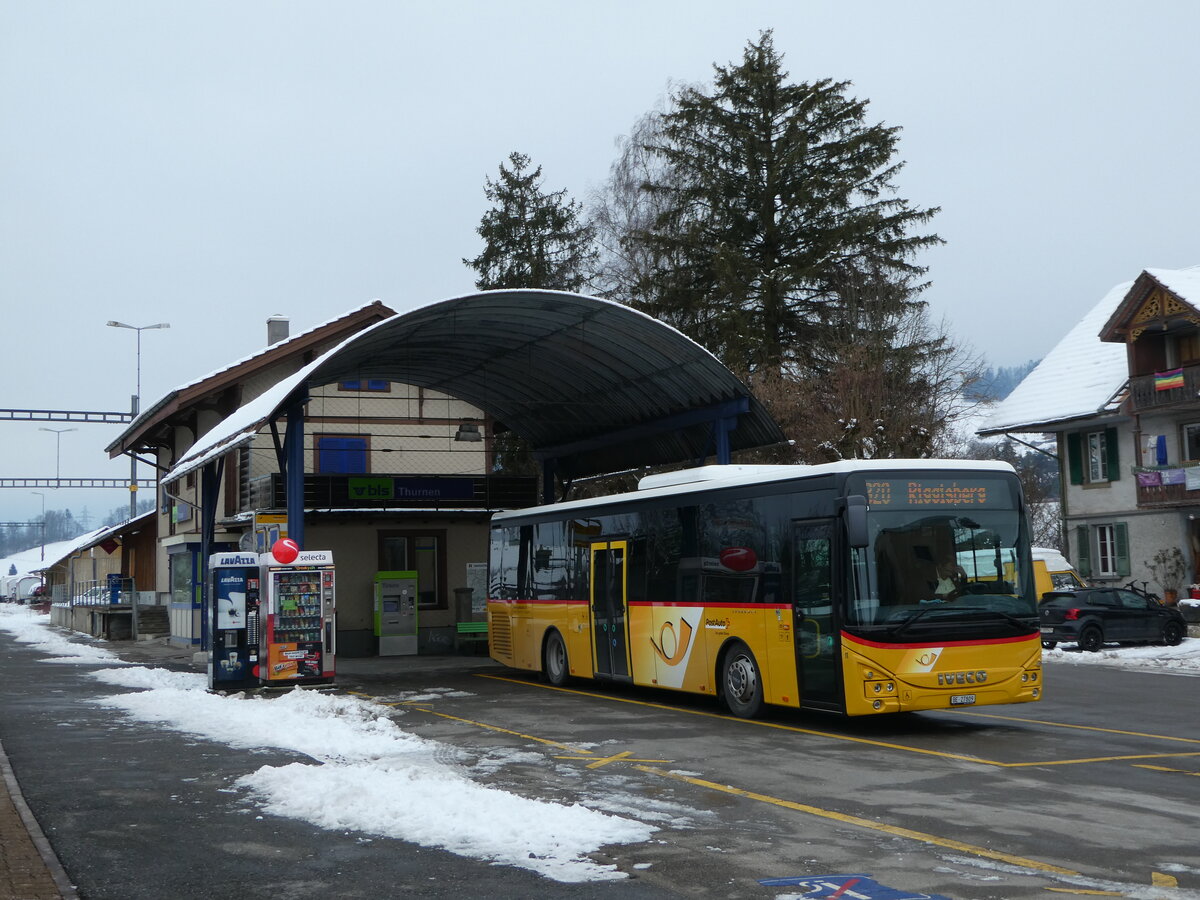 (245'269) - Engeloch, Riggisberg - Nr. 11/BE 27'809/PID 11'450 - Iveco am 23. Januar 2023 beim Bahnhof Thurnen