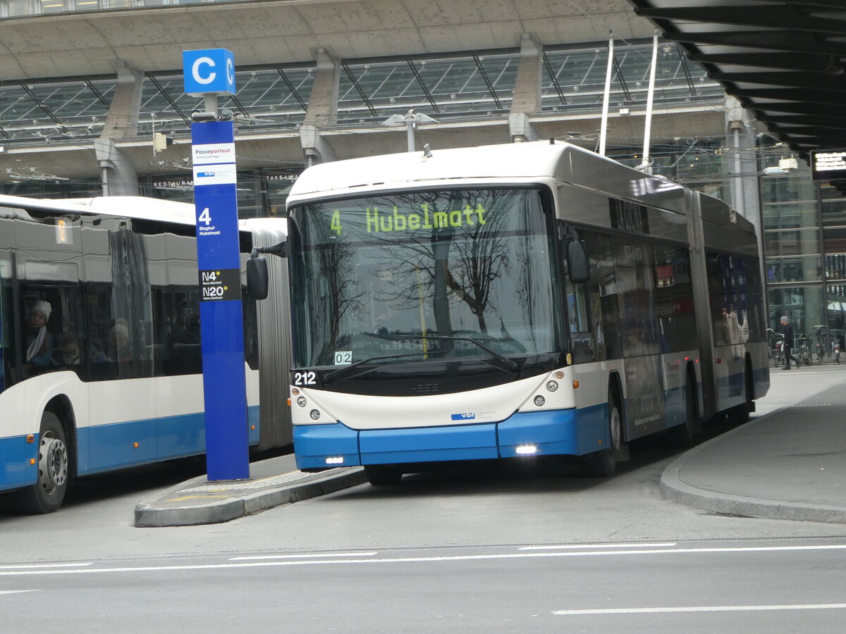 (245'357) - VBL Luzern - Nr. 212 - Hess/Hess Gelenktrolleybus am 25. Januar 2023 beim Bahnhof Luzern