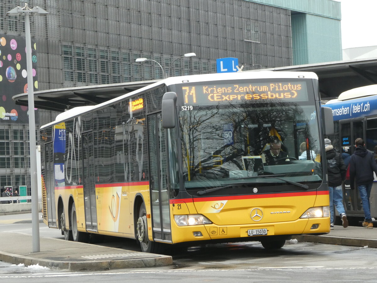 (245'387) - Bucheli, Kriens - Nr. 21/LU 15'030/PID 5219 - Mercedes am 25. Januar 2023 beim Bahnhof Luzern 