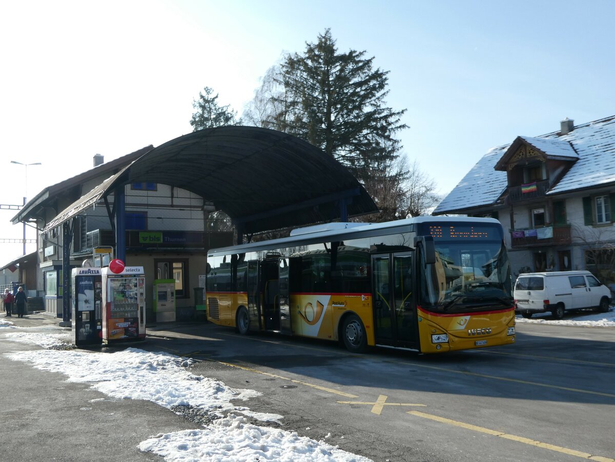 (245'557) - Engeloch, Riggisberg - Nr. 3/BE 447'406/PID 10'338 - Iveco am 30. Januar 2023 beim Bahnhof Thurnen