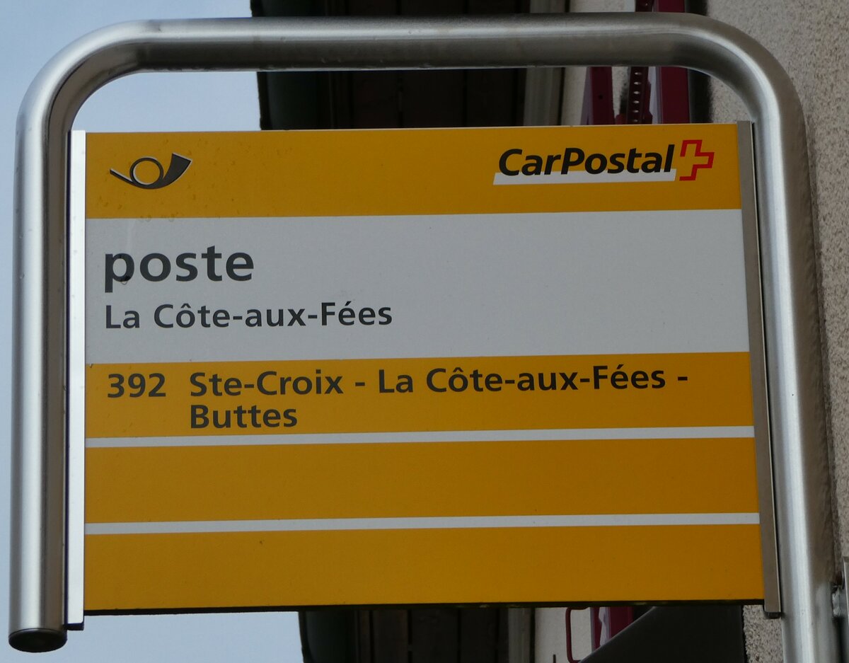(245'685) - PostAuto-Haltestellenschild - La Cte-aux-Fes, poste - am 2. Februar 2023