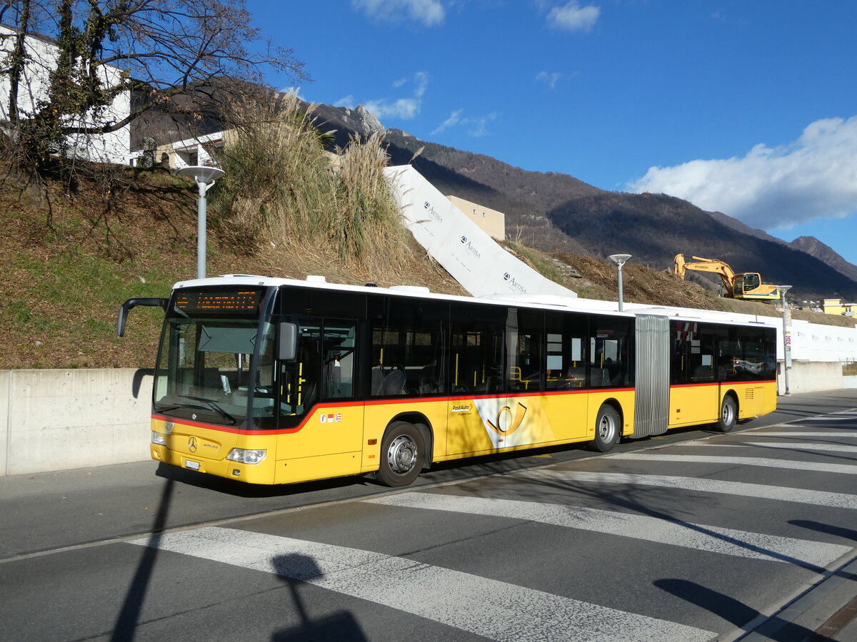 (245'827) - PostAuto Nordschweiz - BL 196'034/PID 5348 - Mercedes am 4. Februar 2023 beim Bahnhof Tenero