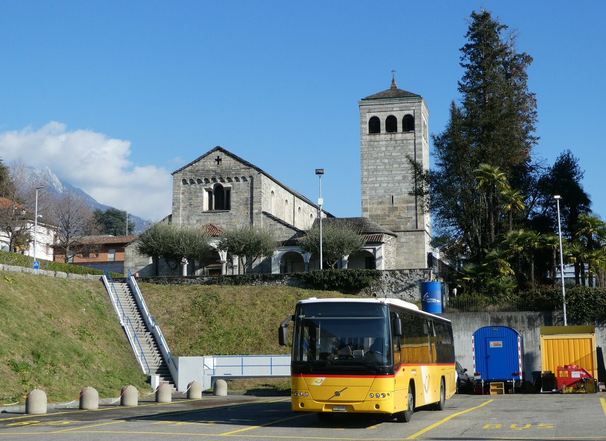 (245'943) - AutoPostale Ticino - TI 106'951/PID 4987 - Volvo (ex Autopostale, Tesserete; ex Autopostale, Mendrisio) am 7. Februar 2023 beim Bahnhof Locarno