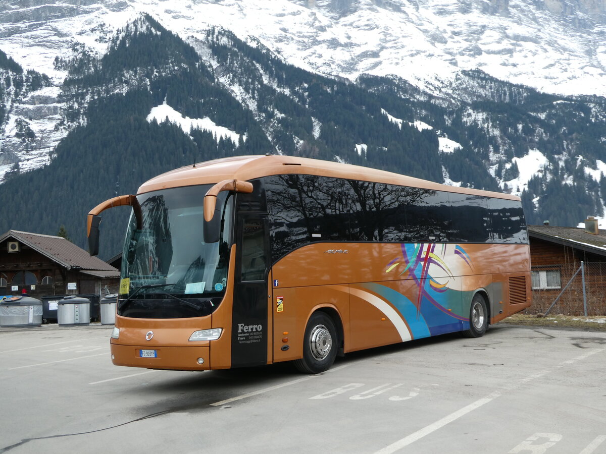 (246'217) - Aus Italien: Ferro, Fiano di Valfortore - FC-903 YP - Irisbus am 17. Februar 2023 beim Bahnhof Grindelwald