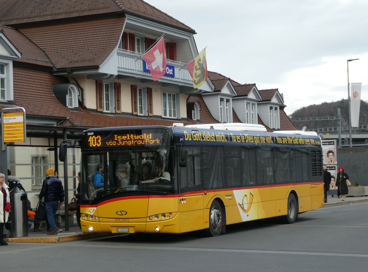 (246'275) - PostAuto Bern - BE 610'536/PID 5069 - Solaris am 17. Februar 2023 beim Bahnhof Interlaken Ost