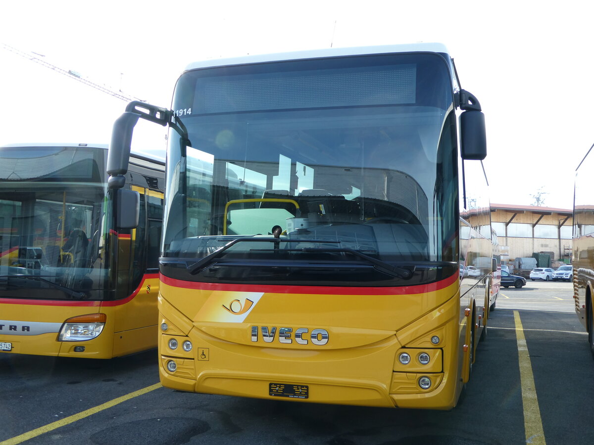 (246'308) - PostAuto Wallis - PID 11'914 - Iveco am 18. Februar 2023 in Kerzers, Interbus