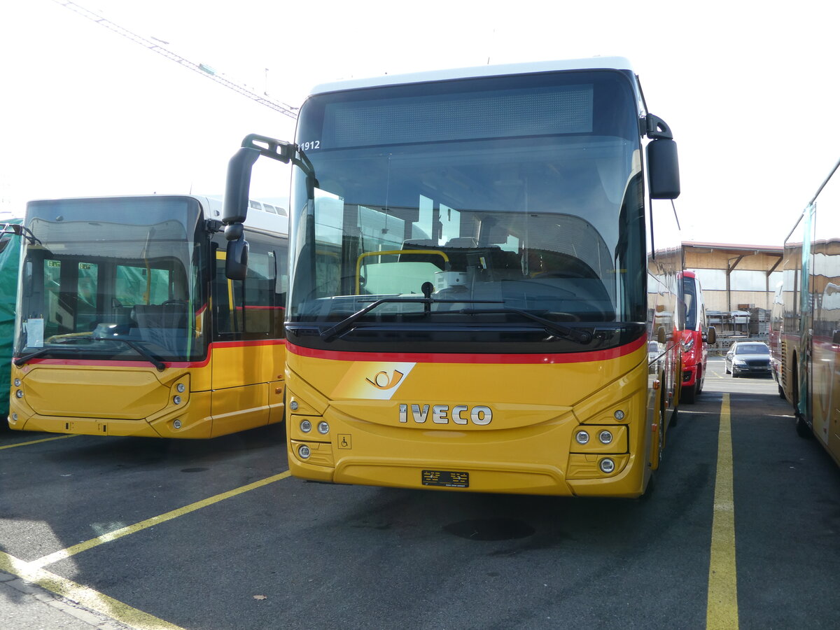 (246'311) - PostAuto Wallis - PID 11'912 - Iveco am 18. Februar 2023 in Kerzers, Interbus