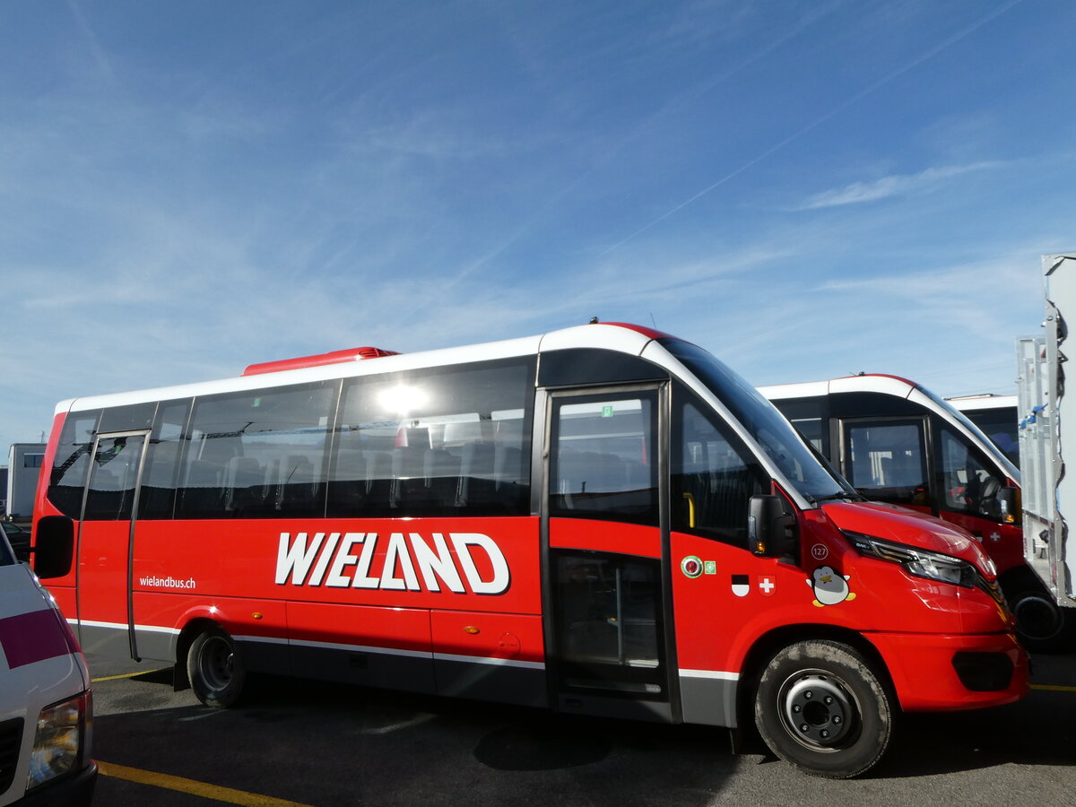 (246'321) - Wieland, Murten - Nr. 127/FR 300'596 - Iveco/Rosero am 18. Februar 2023 in Kerzers, Interbus