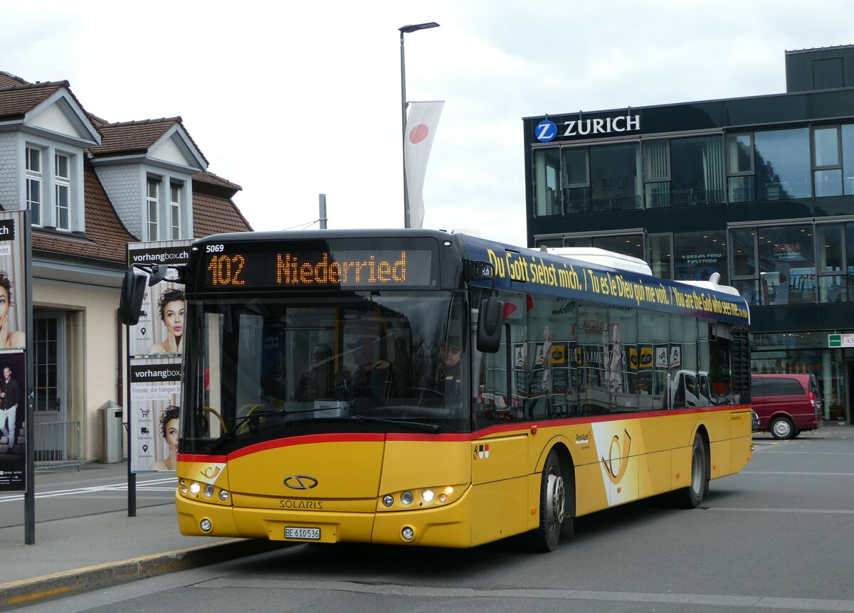 (246'739) - PostAuto Bern - BE 610'536/PID 5069 - Solaris am 27. Februar 2023 beim Bahnhof Interlaken Ost