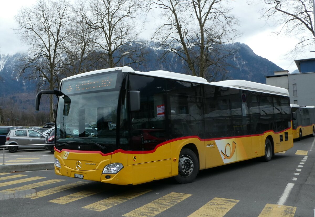 (246'753) - Flück, Brienz - 4/BE 517'311/PID 11'858 - Mercedes am 27. Februar 2023 beim Bahnhof Interlaken Ost