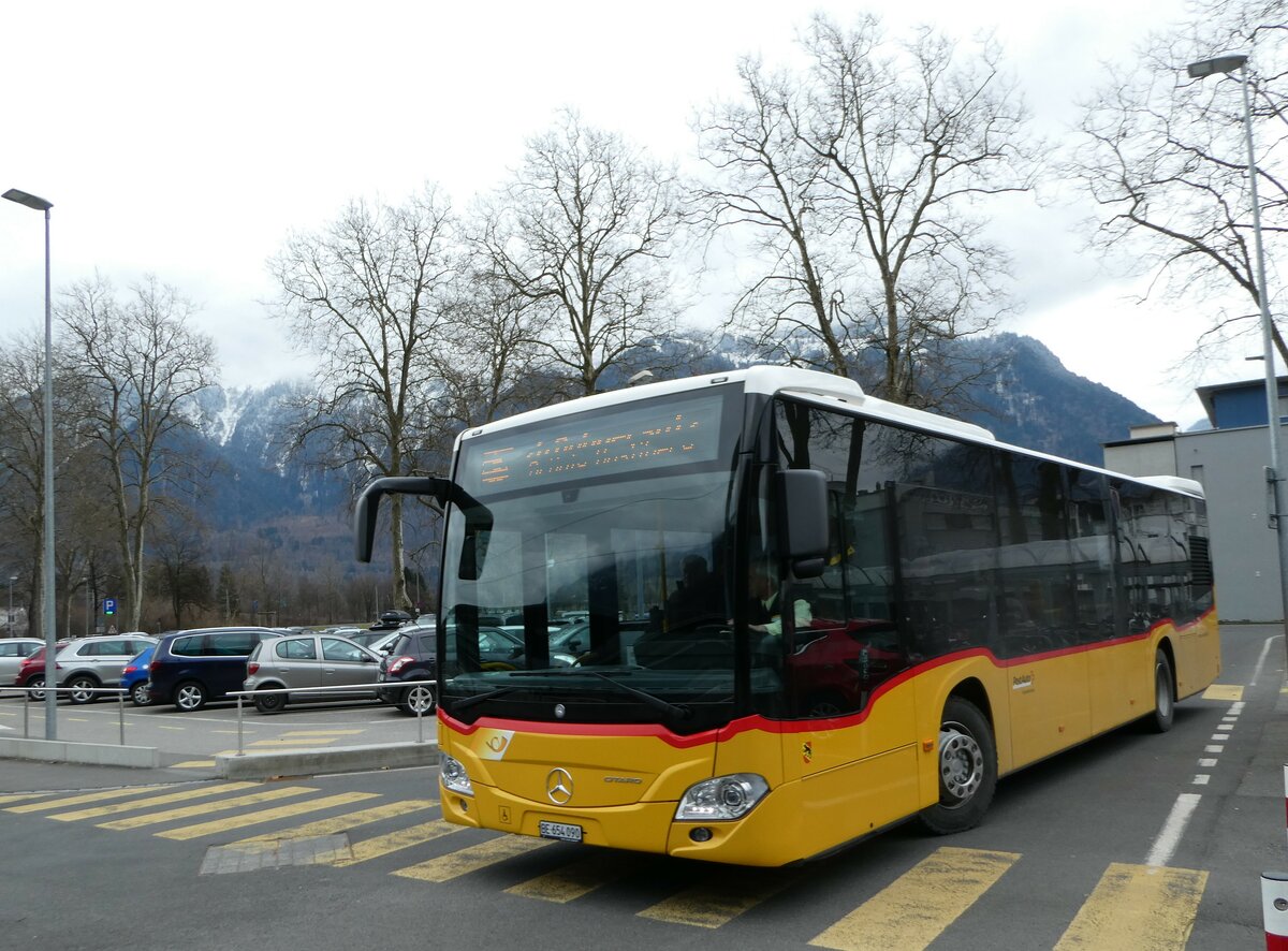 (246'754) - PostAuto Bern - BE 654'090/PID 11'402 - Mercedes am 27. Februar 2023 beim Bahnhof Interlaken Ost