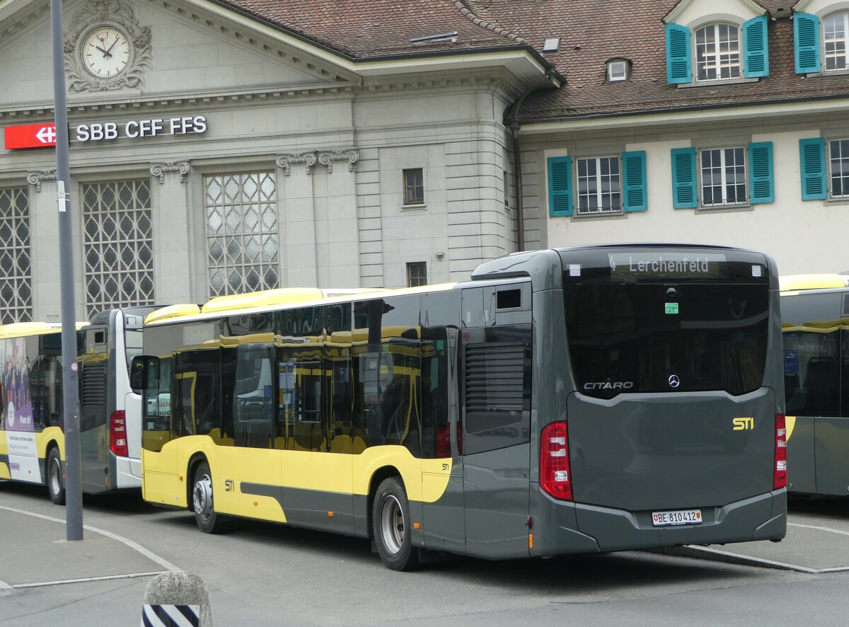 (246'776) - STI Thun - Nr. 412/BE 810'412 - Mercedes am 2. Mrz 2023 beim Bahnhof Thun