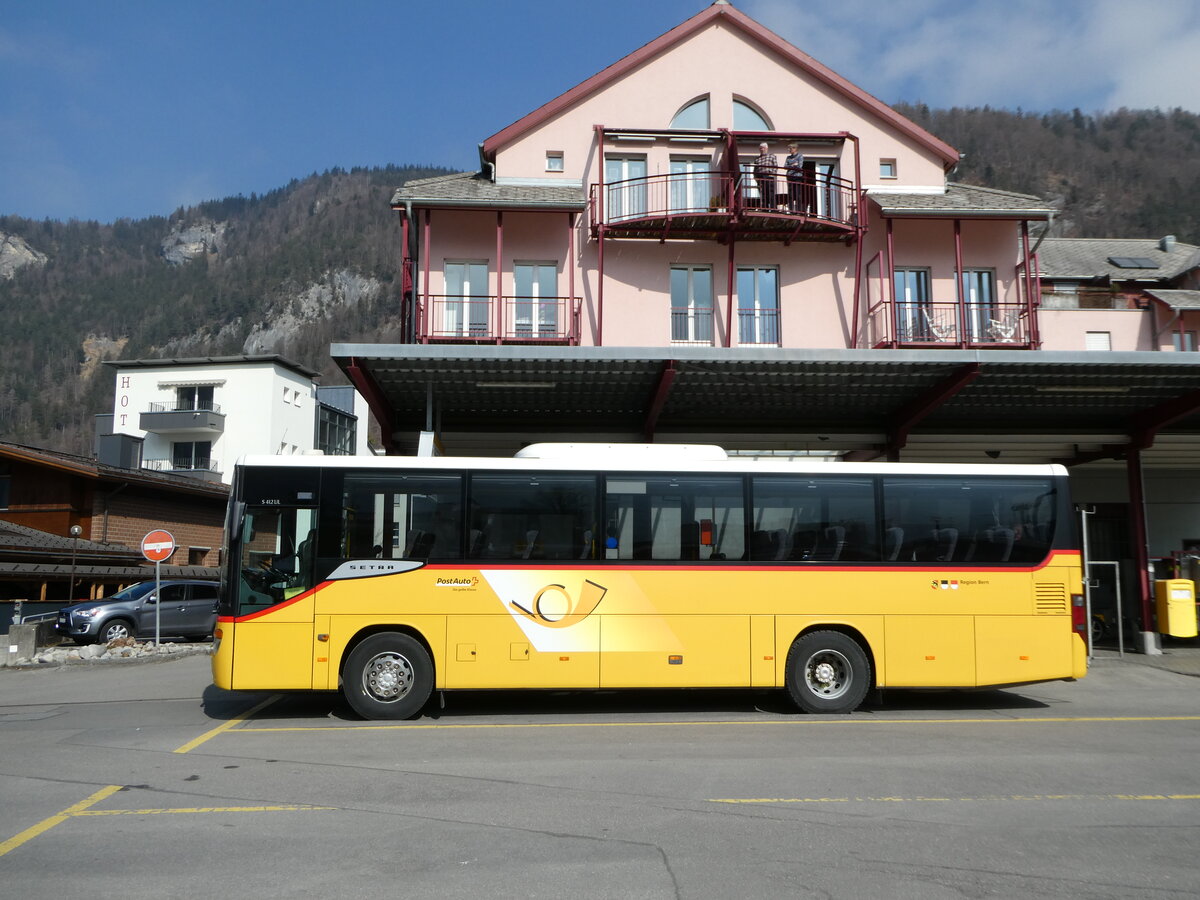 (246'784) - PostAuto Bern - BE 401'465/PID 4715 - Setra (ex AVG Meiringen Nr. 65) am 2. Mrz 2023 in Meiringen, Postautostation