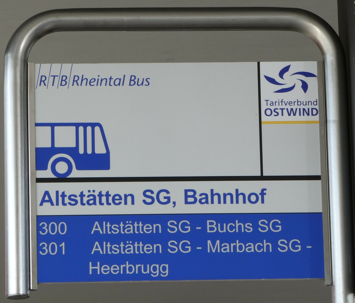 (247'048) - RTB-Haltestellenschild - Altstätten SG, Bahnhof - am 9. März 2023
