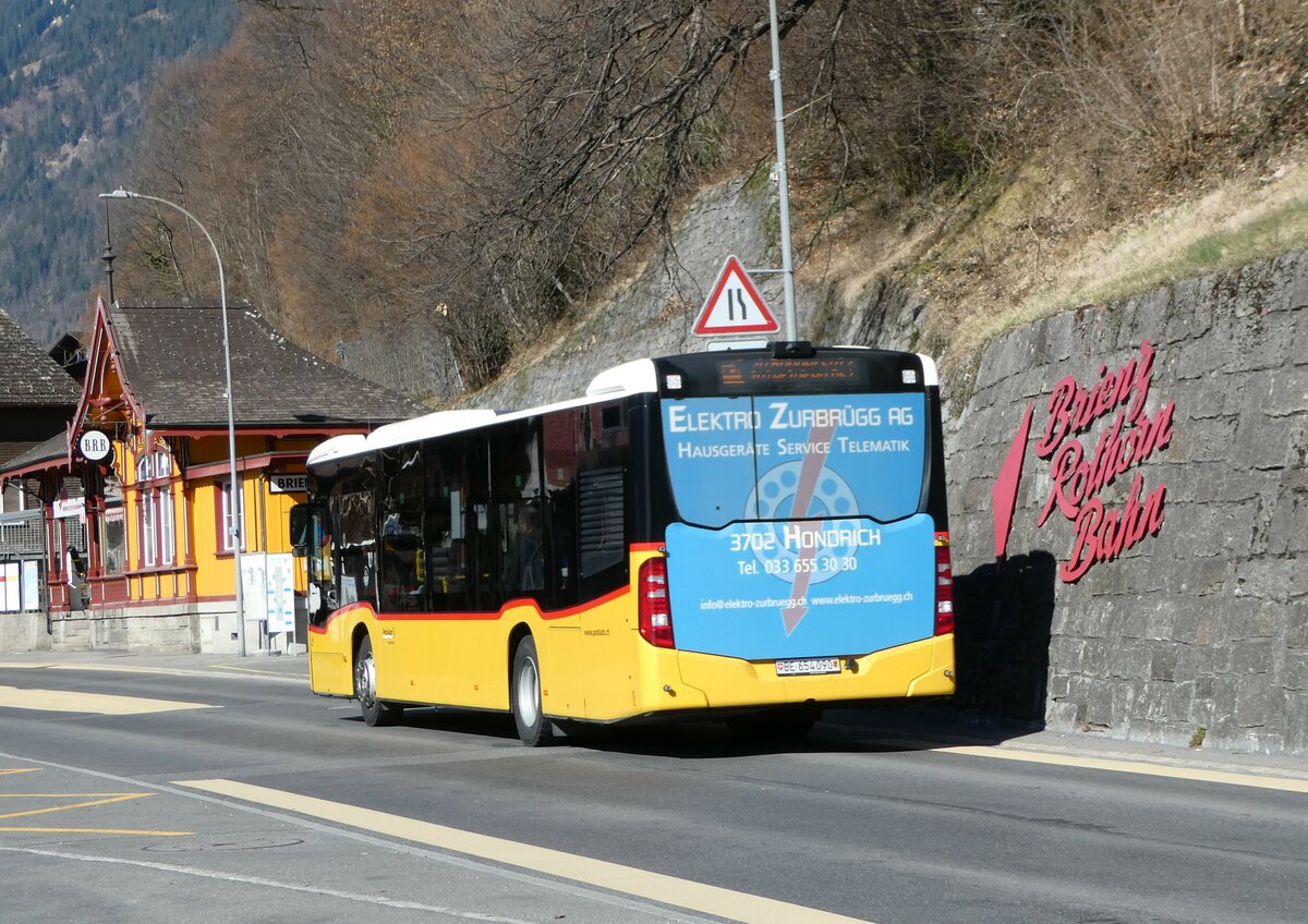 (247'404) - PostAuto Bern - BE 654'090/PID 11'402 - Mercedes am 18. Mrz 2023 beim Bahnhof Brienz