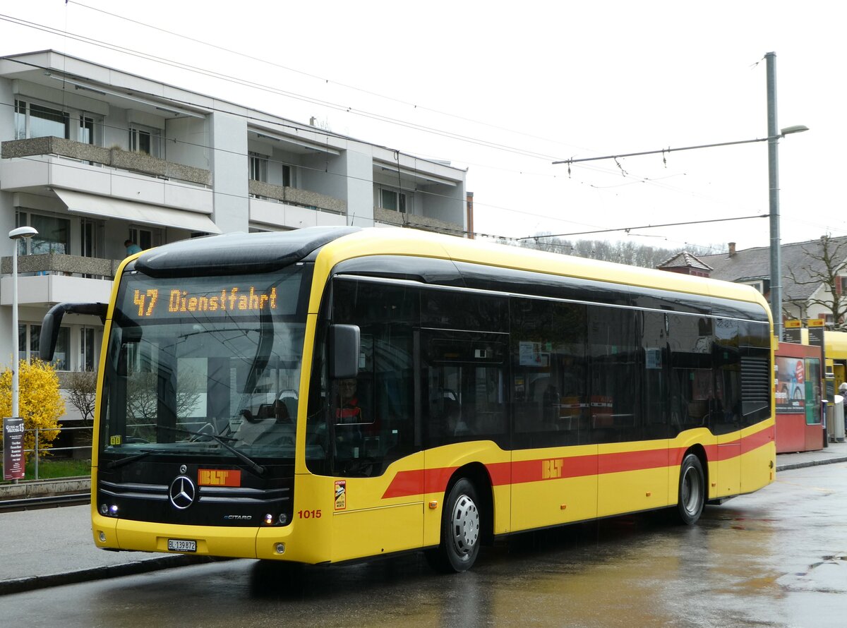 (247'876) - BLT Oberwil - Nr. 1015/BL 139'872 - Mercedes am 30. Mrz 2023 in Bottmingen, Schloss