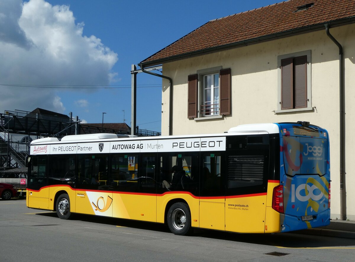 (248'167) - Wieland, Murten - Nr. 118/FR 300'5945/PID 11'558 - Mercedes am 8. April 2023 beim Bahnhof Kerzers