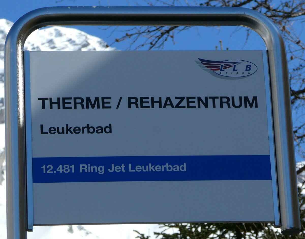 (248'283) - LLB-Haltestellenschild - Leukerbad, Therme/Rehazentrum - am 9. April 2023