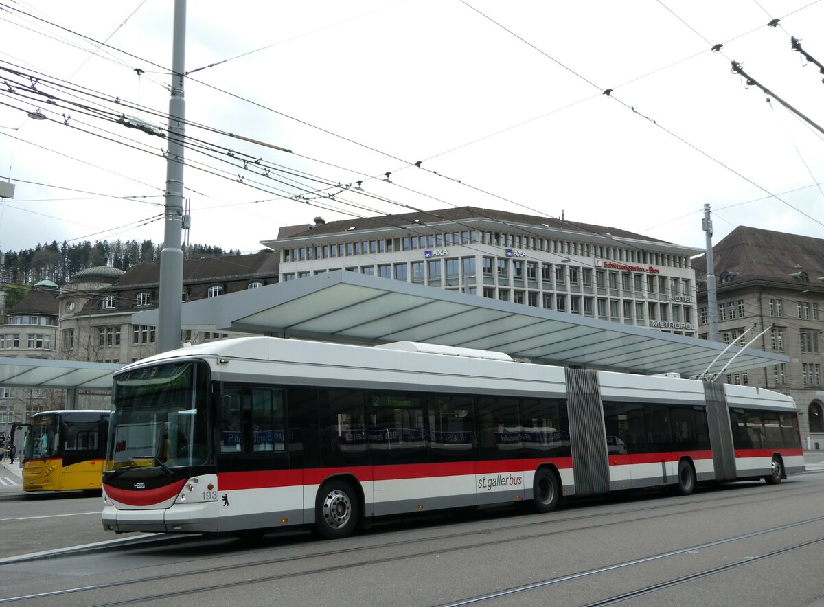 (248'405) - St. Gallerbus, St. Gallen - Nr. 193 - Hess/Hess Doppelgelenktrolleybus am 13. April 2023 beim Bahnhof St. Gallen