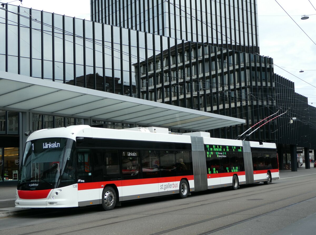 (248'424) - St. Gallerbus, St. Gallen - Nr. 138 - Hess/Hess Doppelgelenktrolleybus am 13. April 2023 beim Bahnhof St. Gallen